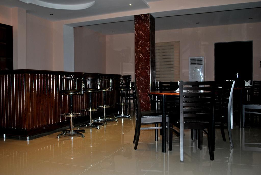 Max Comfort Hotel Kutaisi Bagian luar foto