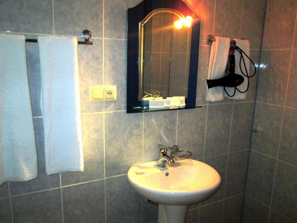 Max Comfort Hotel Kutaisi Bagian luar foto